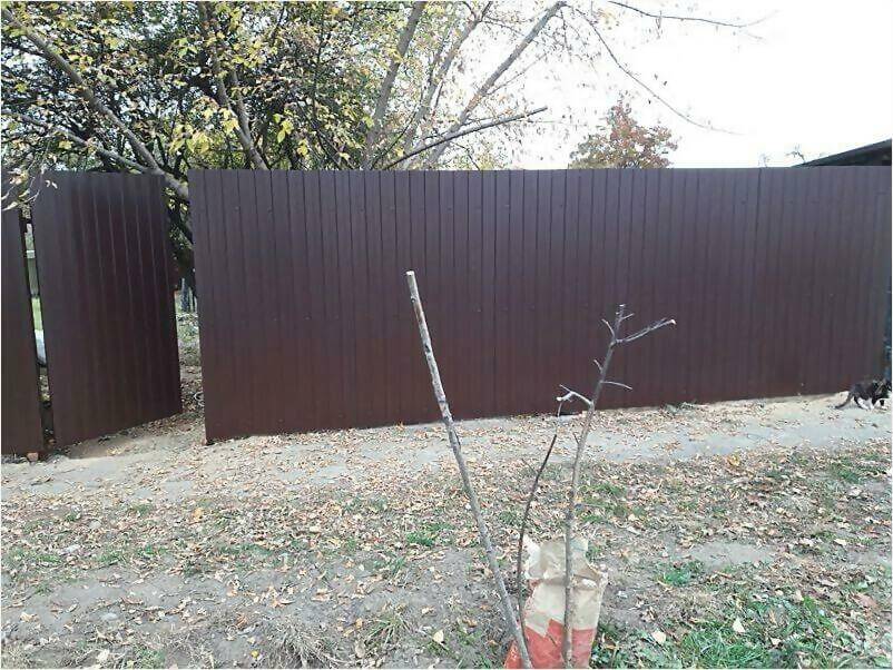 Забор из металлопрофиля 8017 коричневый фото 4 в Кургане
