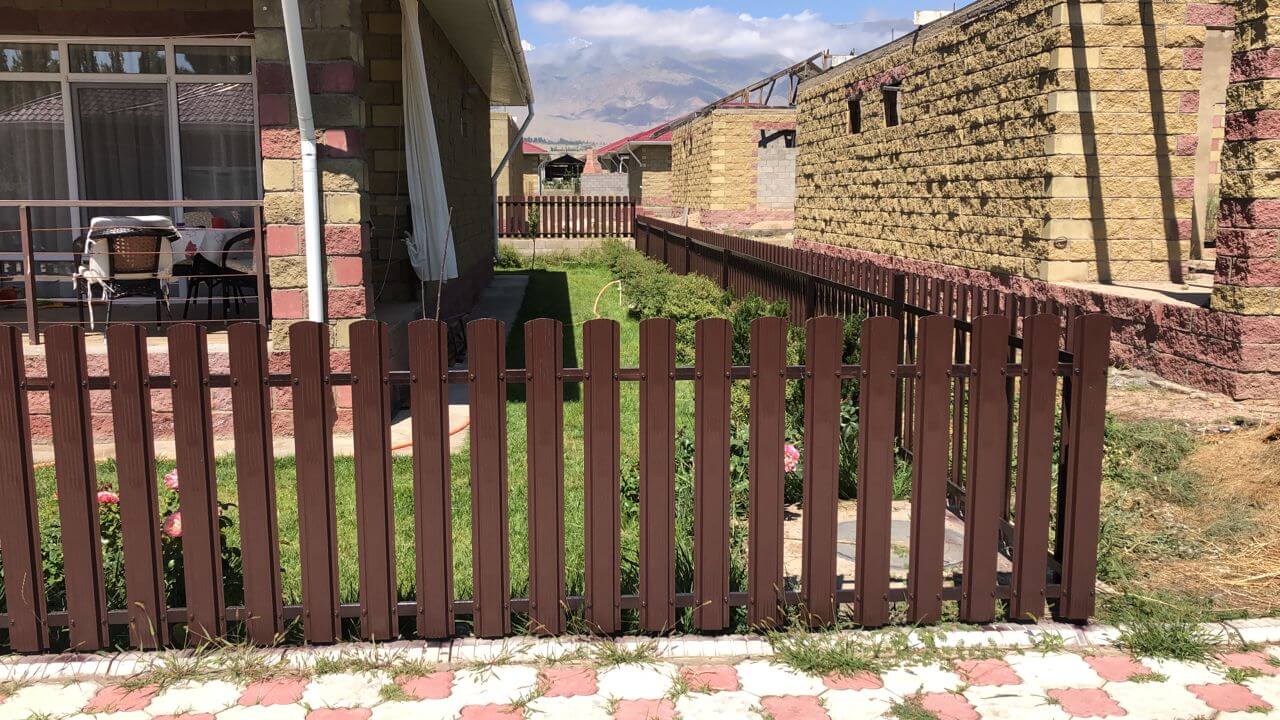 забор из штакетника шоколад фото3 в Кургане