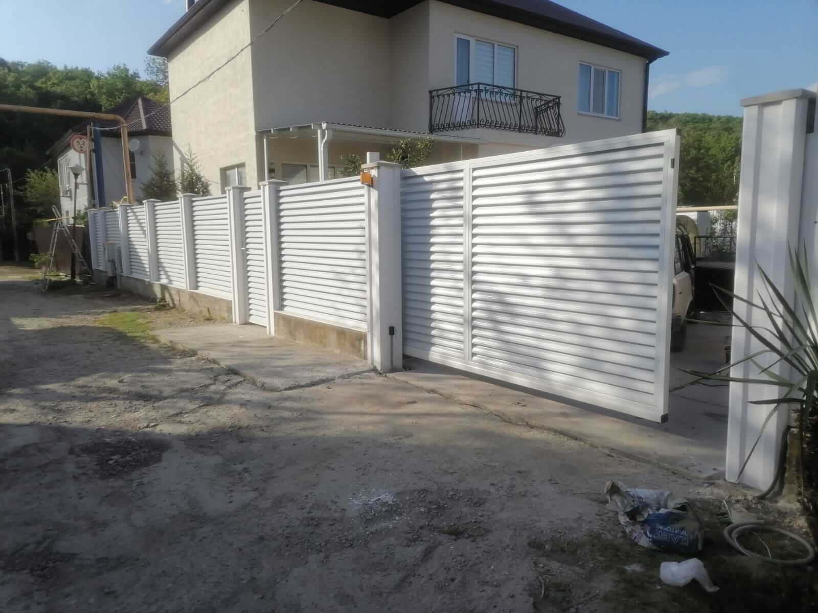 Забор с ламелями еврожалюзи ral9003/9003 Белый 2-х сторонний фото5 в Кургане