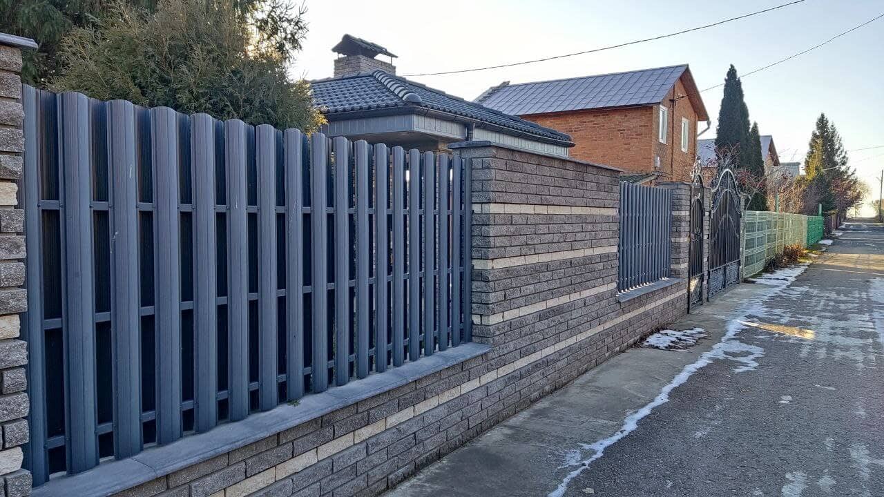 забор из штакетника RAL7024/7024 Серый графит двусторонний фото1 в Кургане