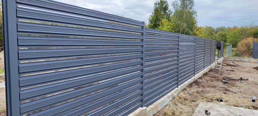 забор из штакетника ral7024/7024 серый графит двусторонний фото8 в Кургане