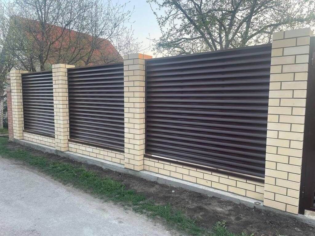 Забор c ламелями Еврожалюзи 23м RAL8017/8017 Шоколад 2-х сторонний фото 3 в Кургане