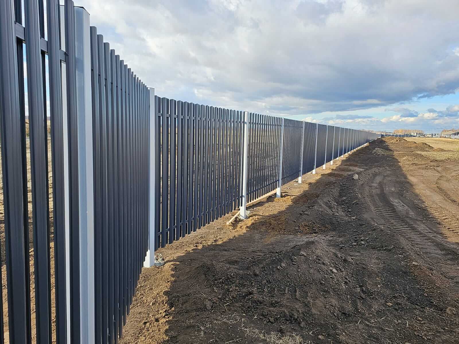 Забор из евроштакетника 234м RAL7024/7024 Серый Графит двусторонний фото 4 в Кургане