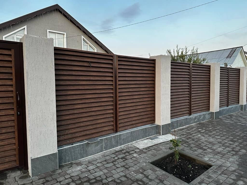 Забор-жалюзи из ламелей Еврожалюзи 23м Каштан Printech в Кургане