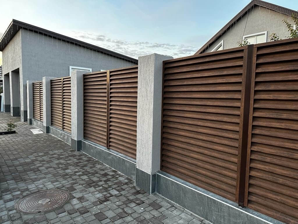 Забор-жалюзи из ламелей Еврожалюзи 23м Каштан Printech фото 2 в Кургане