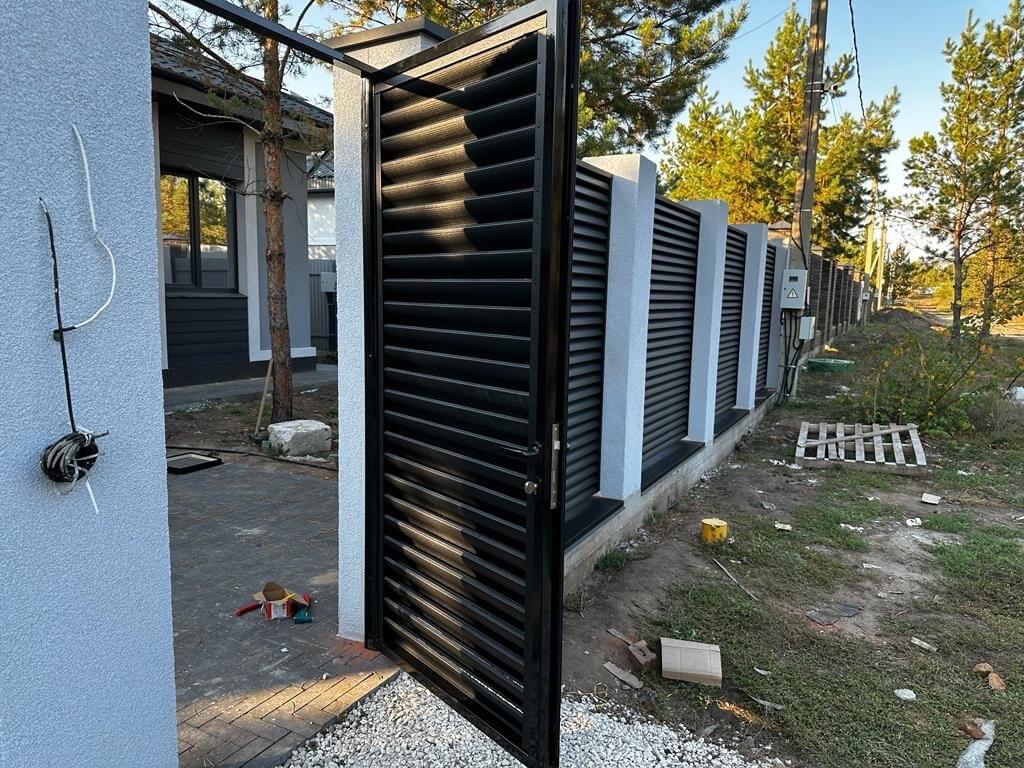 Забор-жалюзи 18м RAL9005/9005 Черный двухсторонний МАТТЕ фото 6 в Кургане