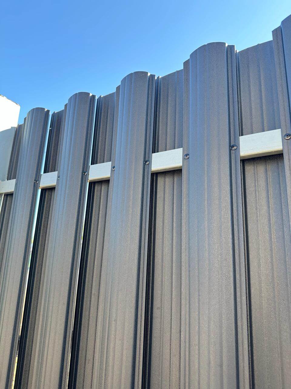Забор из евроштакетника 34м RAL9005/9005 Черный МАТТЕ двусторонний фото 3 в Кургане