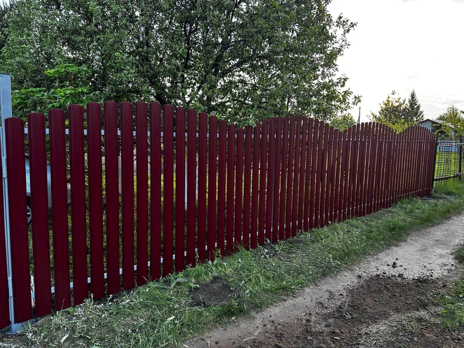 Забор из евроштакетника 28м RAL3005 Красное Вино фото 3 в Кургане