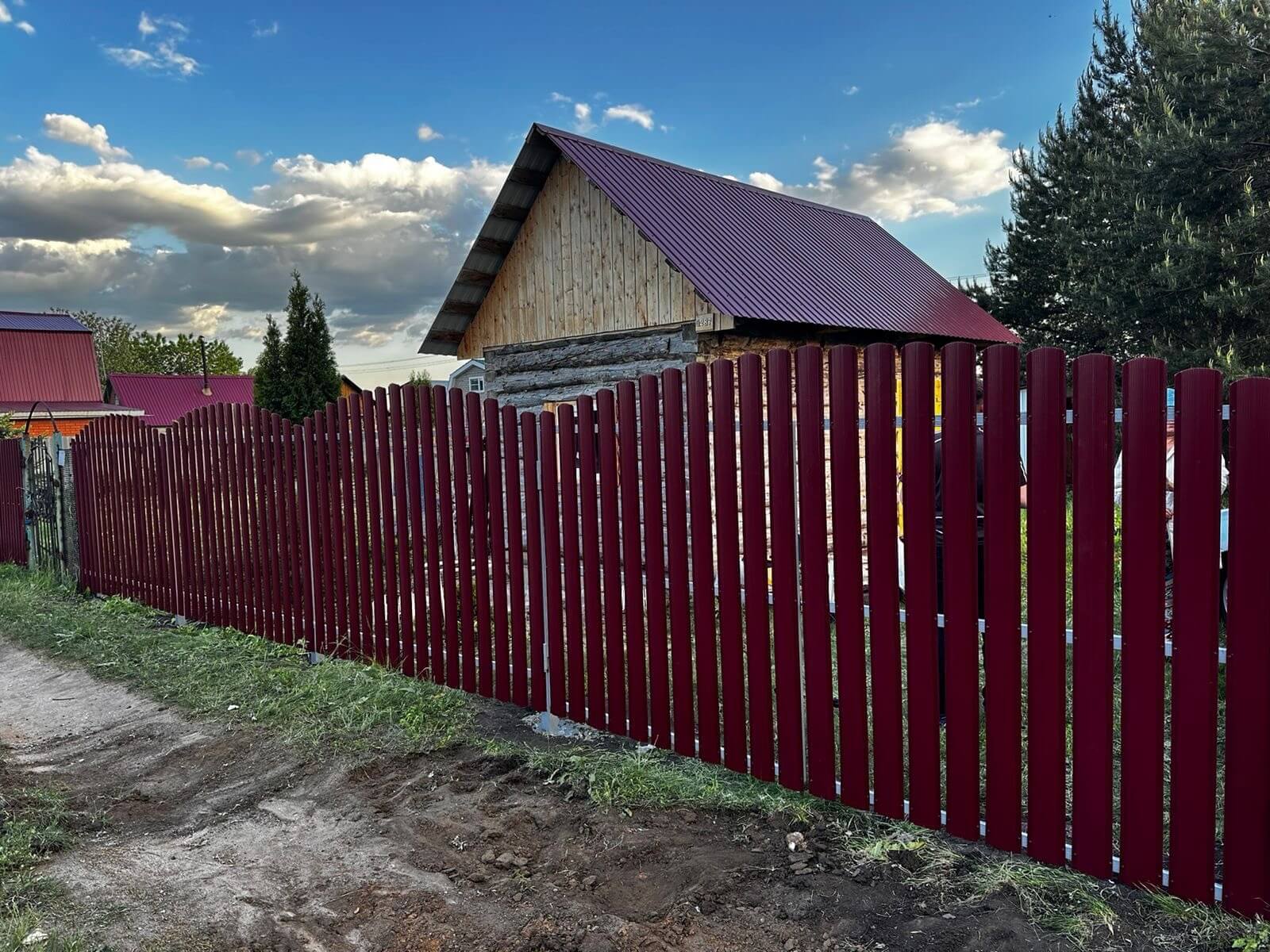 Забор из евроштакетника 28м RAL3005 Красное Вино фото 2 в Кургане