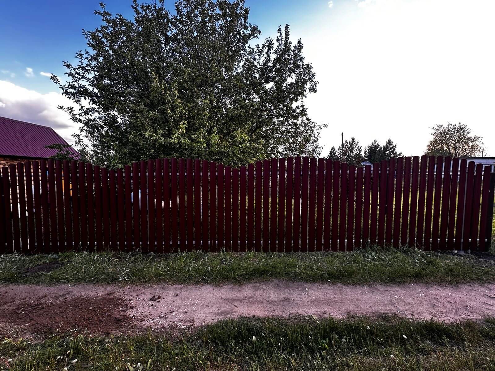 Забор из евроштакетника 28м RAL3005 Красное Вино фото 1 в Кургане