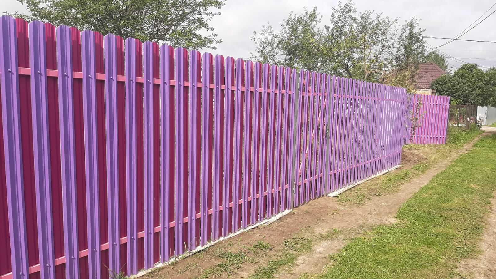 Двухцветный забор из евроштакетника 44м RAL4005 Сиреневый, RAL4006 Пурпурный фото 3 в Кургане