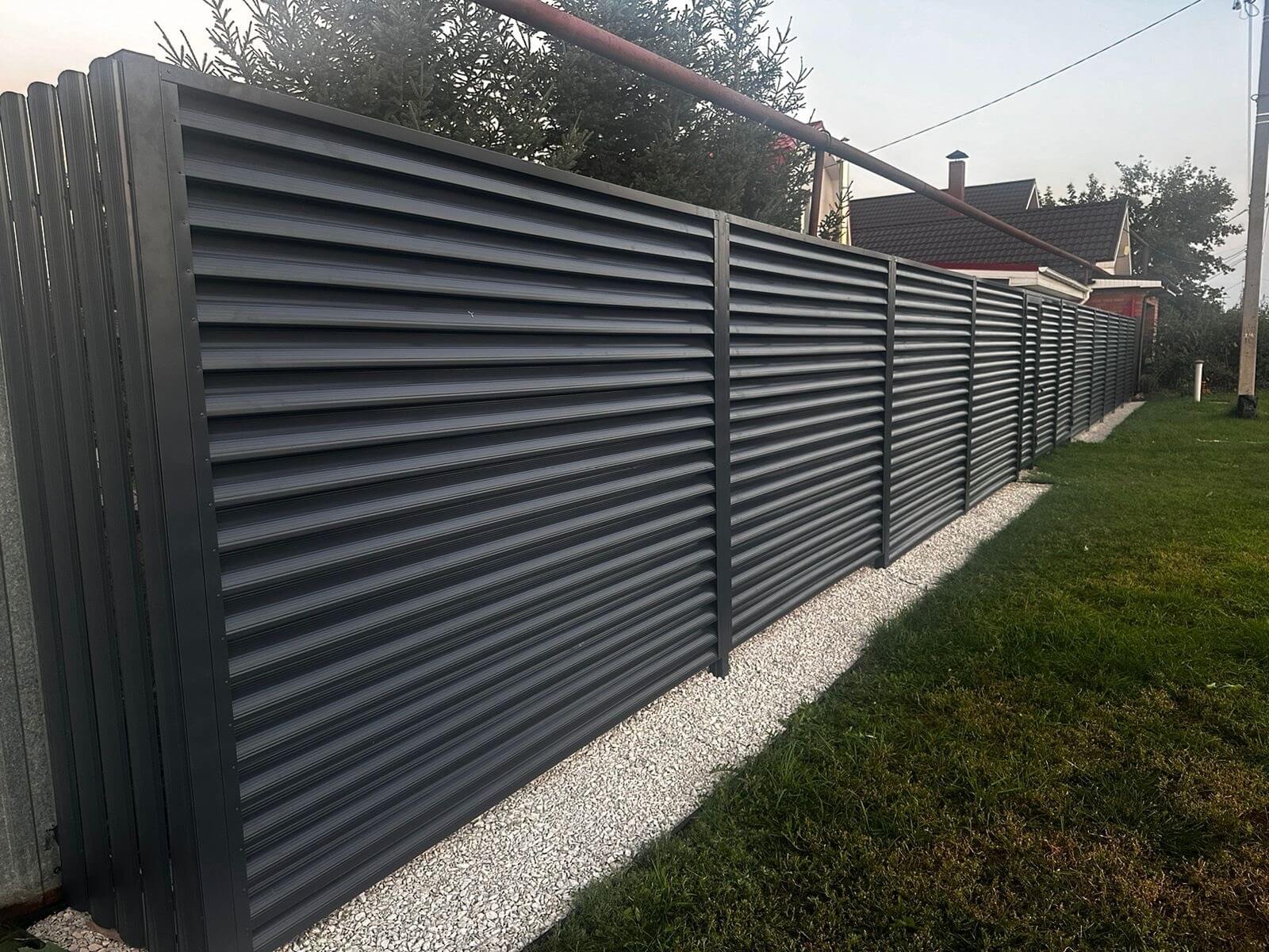 Забор из ламелей Еврожалюзи 26м RAL7024/7024 Серый Графит двусторонний фото 4 в Кургане