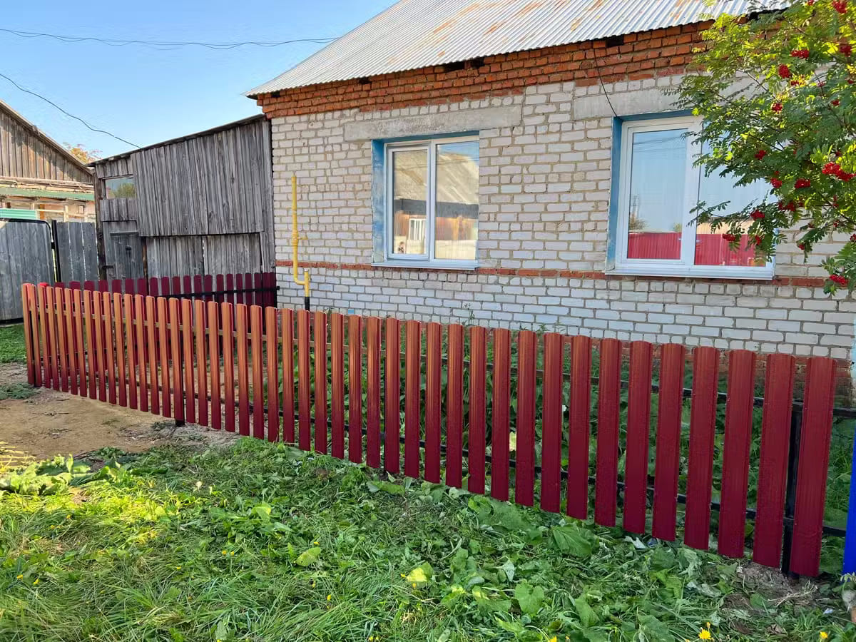 Забор из евроштакетника 9м RAL3005/3005 Красное Вино двусторонний в Кургане