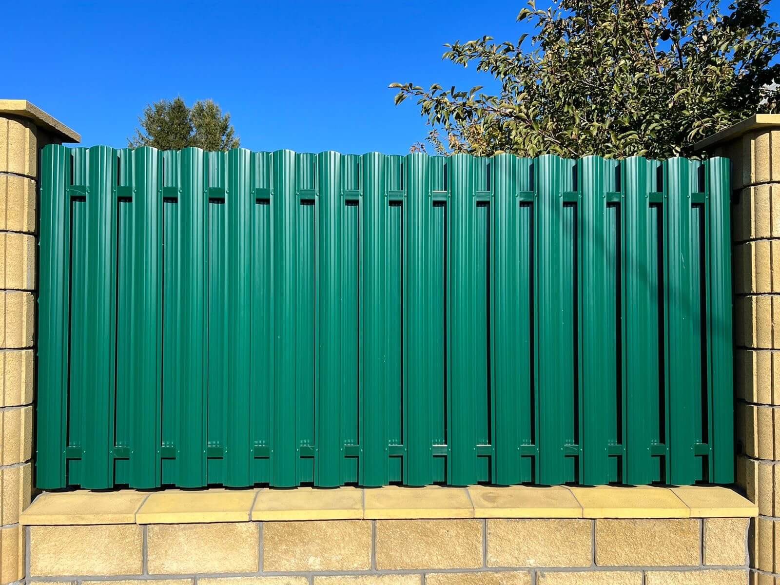 Забор из евроштакетника 22м RAL6005/6005 Зеленый Мох двусторонний в Кургане