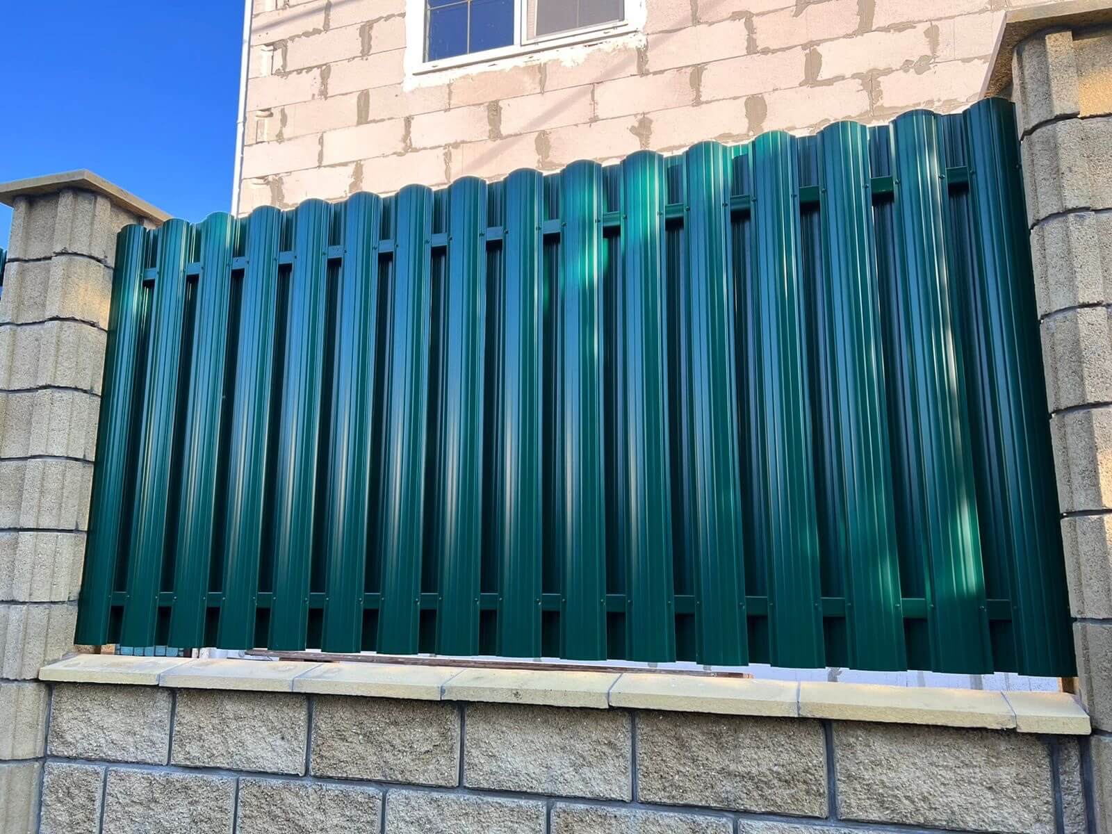 Забор из евроштакетника 22м RAL6005/6005 Зеленый Мох двусторонний фото 2 в Кургане