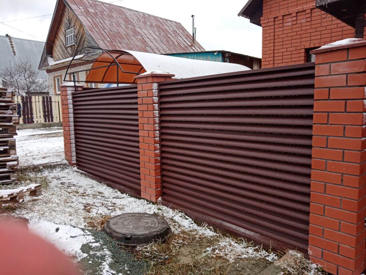 Забор из ламелей еврожалюзи 12м RAL8017/8017 Шоколад двусторонний МАТТЕ фото 3 в Кургане