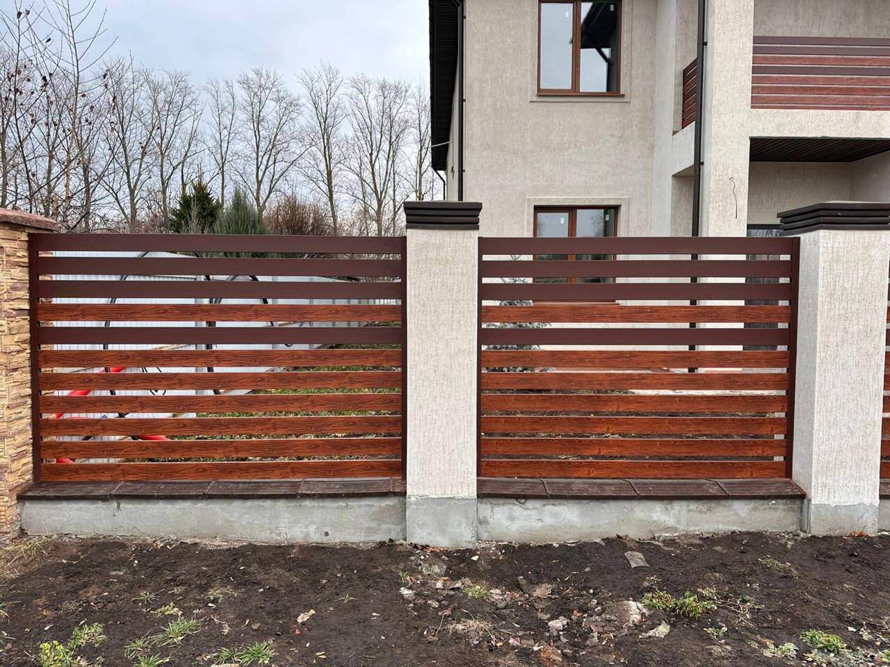 Забор-ранчо из металлопланкена 10м RAL8017 Шоколад МАТТЕ + Темное Дерево (Printech) фото 4 в Кургане