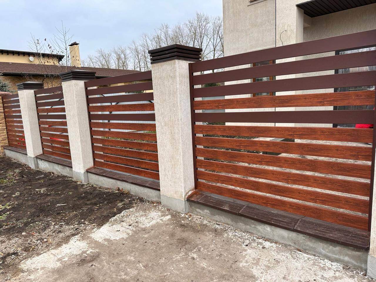 Забор-ранчо из металлопланкена 10м RAL8017 Шоколад МАТТЕ + Темное Дерево (Printech) в Кургане