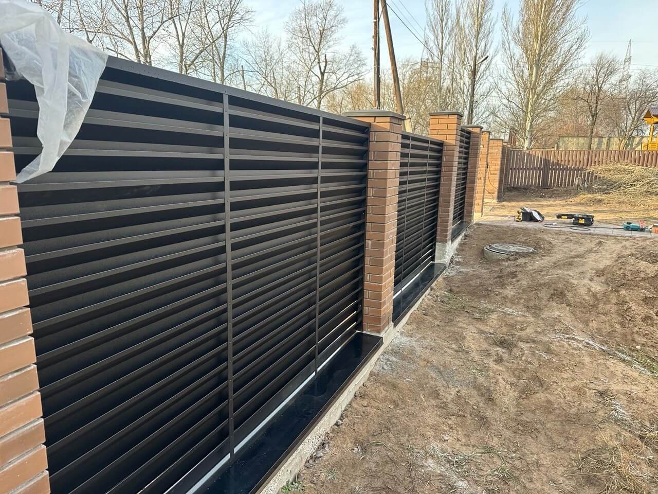 Забор-жалюзи из ламелей Хай-Тек 16м RAL9005/9005 Черный двусторонний МАТТЕ фото 1 в Кургане
