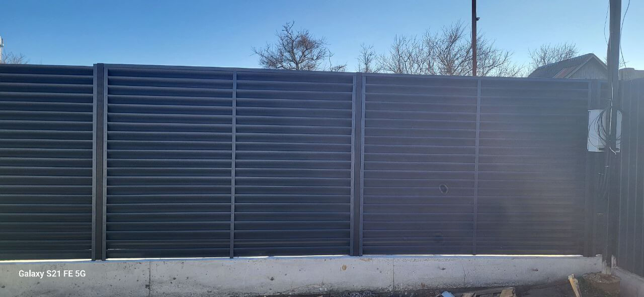 Забор из ламелей еврожалюзи 30м RAL7024/7024 Серый Графит двусторонний фото 6 в Кургане
