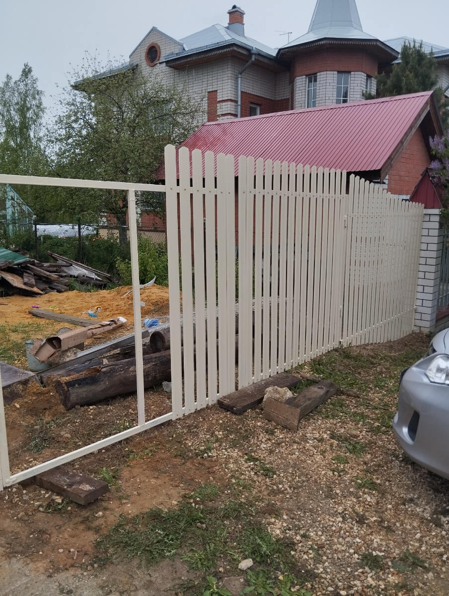 Забор из евроштакетника 9м RAL1015/1015 Слоновая Кость двусторонний фото 4 в Кургане