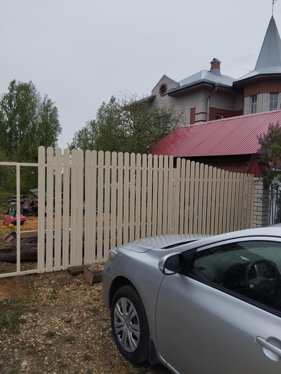 Забор из евроштакетника 9м RAL1015/1015 Слоновая Кость двусторонний фото 1 в Кургане