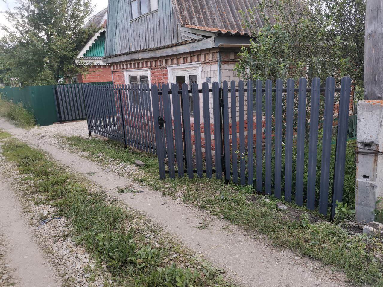 Забор из евроштакетника 7м RAL7024/7024 Серый Графит двусторонний фото 3 в Кургане