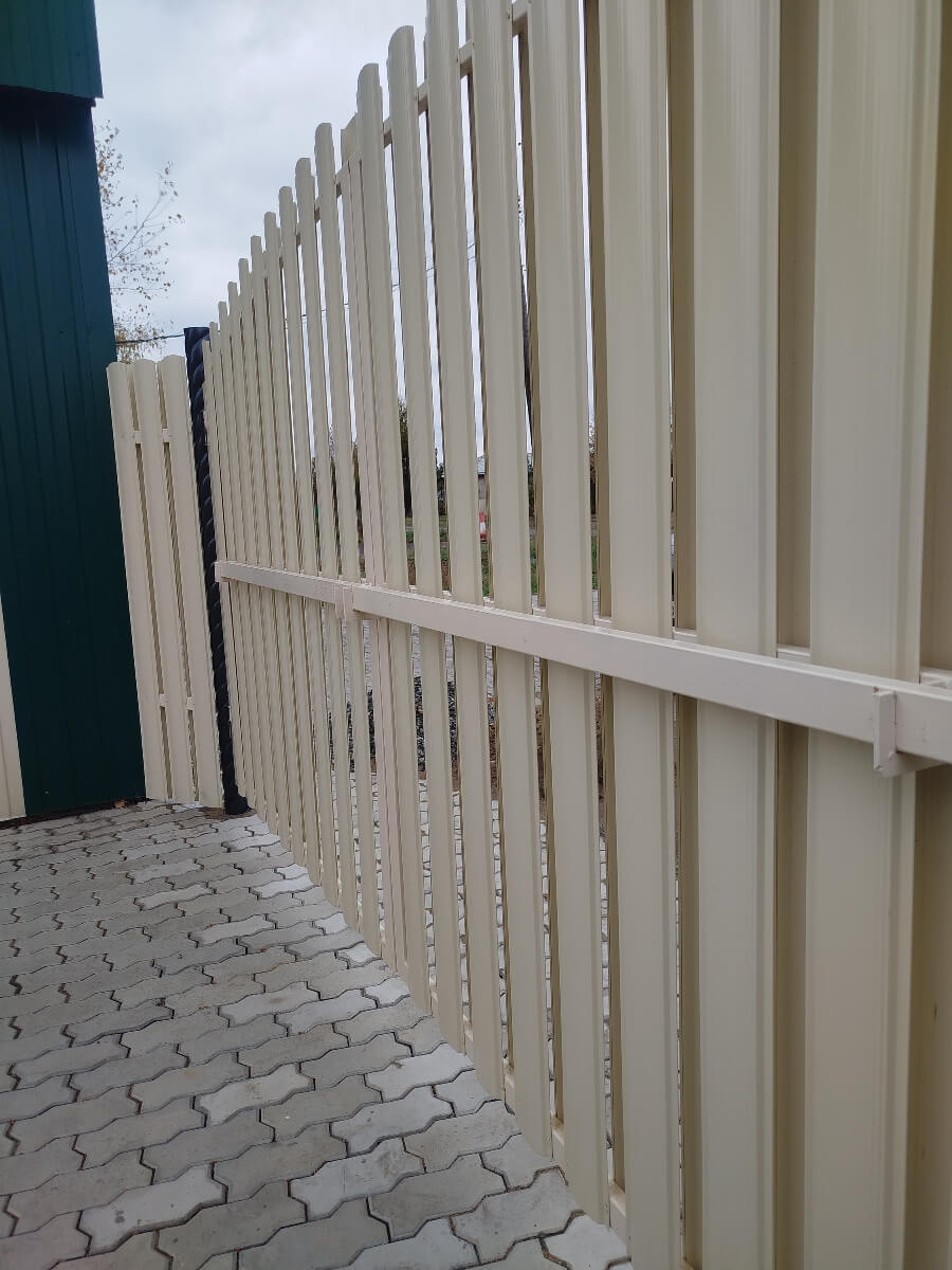 Забор из евроштакетника 14м RAL1015/1015 Слоновая Кость двусторонний фото 4 в Кургане