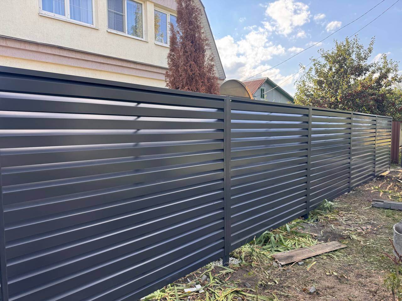 Забор-жалюзи из ламелей Хай-Тек 26м RAL7024/7024 Серый Графит двусторонний в Кургане