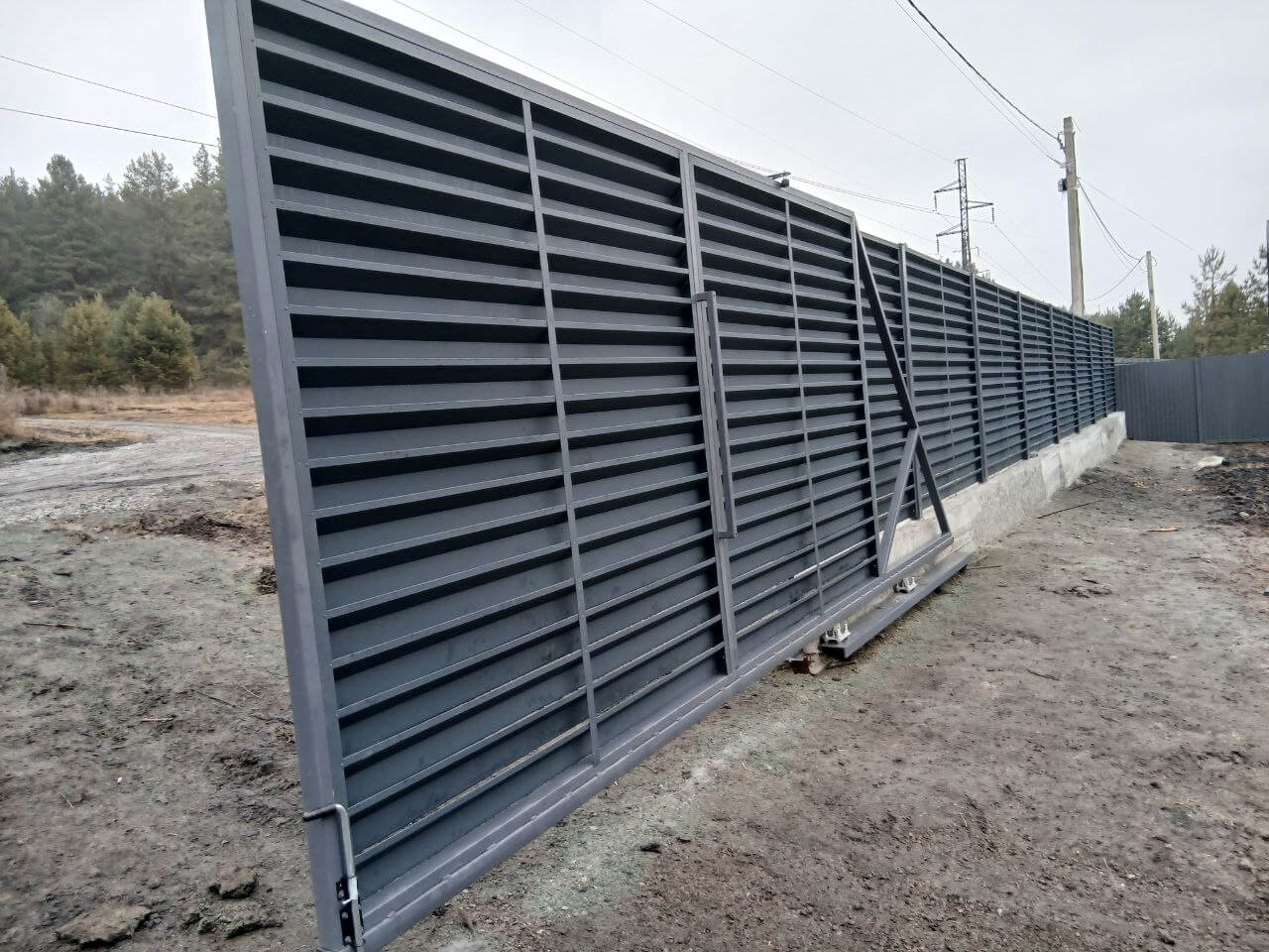 Забор-жалюзи из ламелей Хай-Тек 37м RAL7024/7024 Серый Графит двусторонний МАТТЕ фото 7 в Кургане