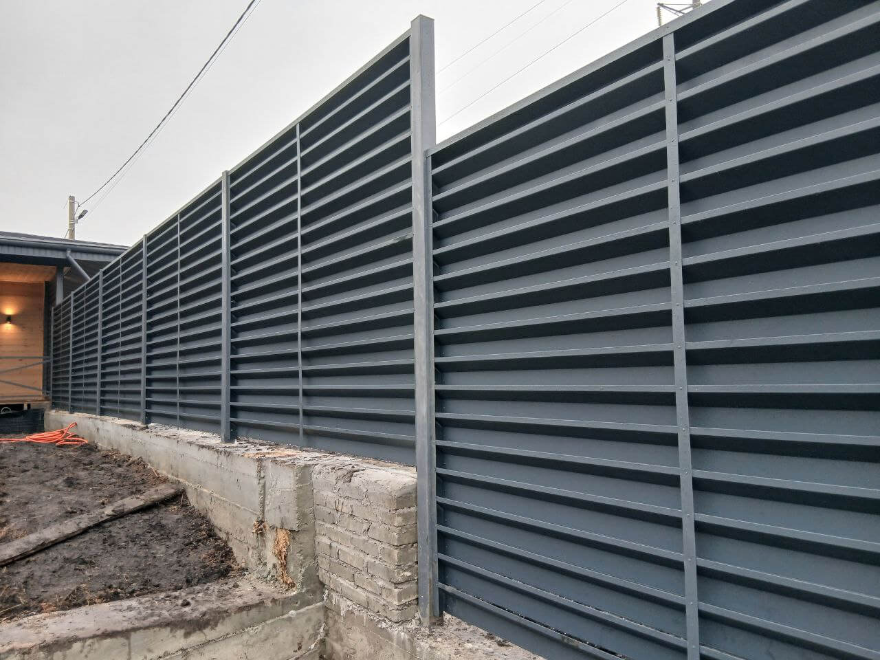 Забор-жалюзи из ламелей Хай-Тек 37м RAL7024/7024 Серый Графит двусторонний МАТТЕ фото 6 в Кургане
