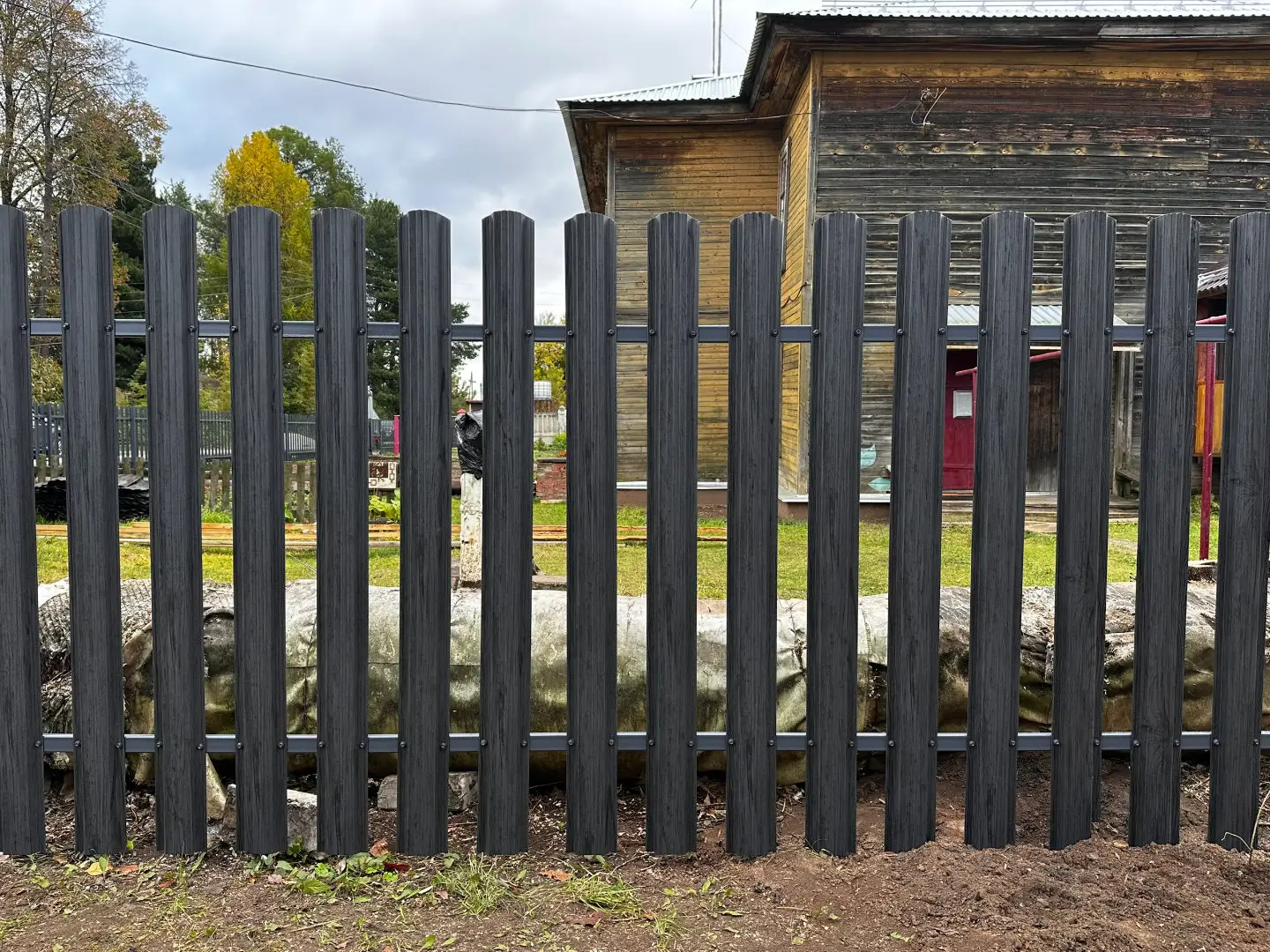 Забор из евроштакетника 63м Черное Дерево 3D Принтек в Кургане