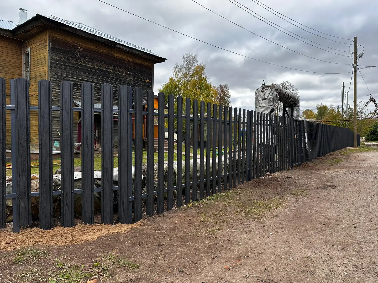 Забор из евроштакетника 63м Черное Дерево 3D Принтек фото 1 в Кургане