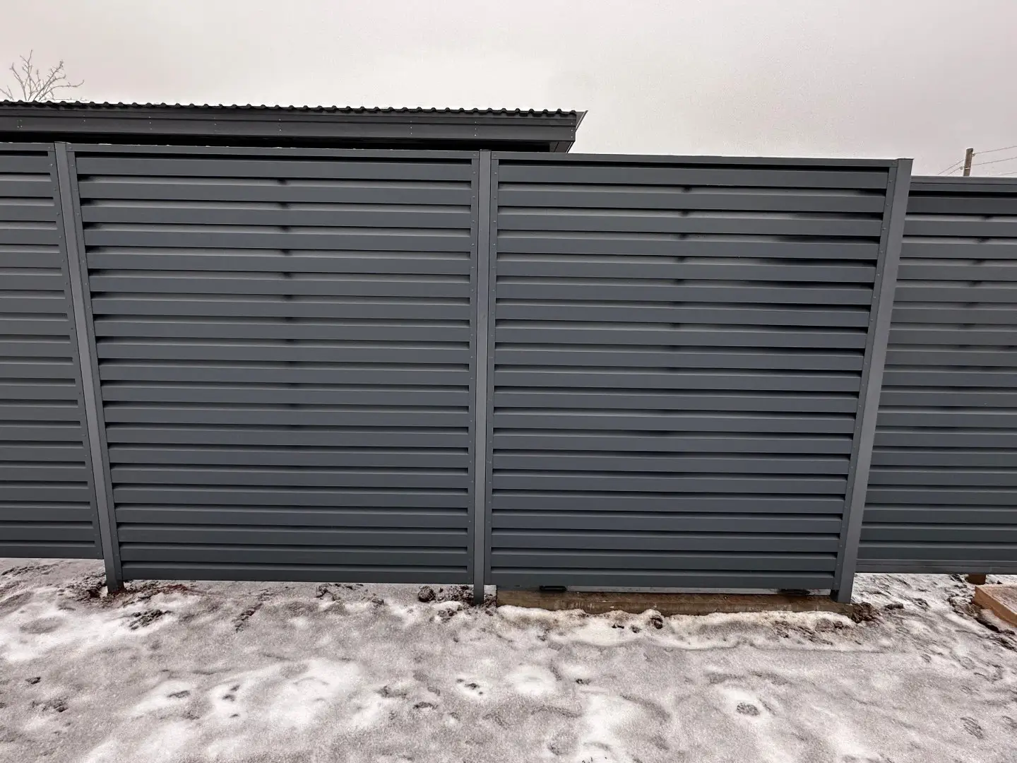 Забор-жалюзи из ламелей Хай-Тек 20м RAL7024/7024 Серый Графит двусторонний МАТТЕ фото 2 в Кургане