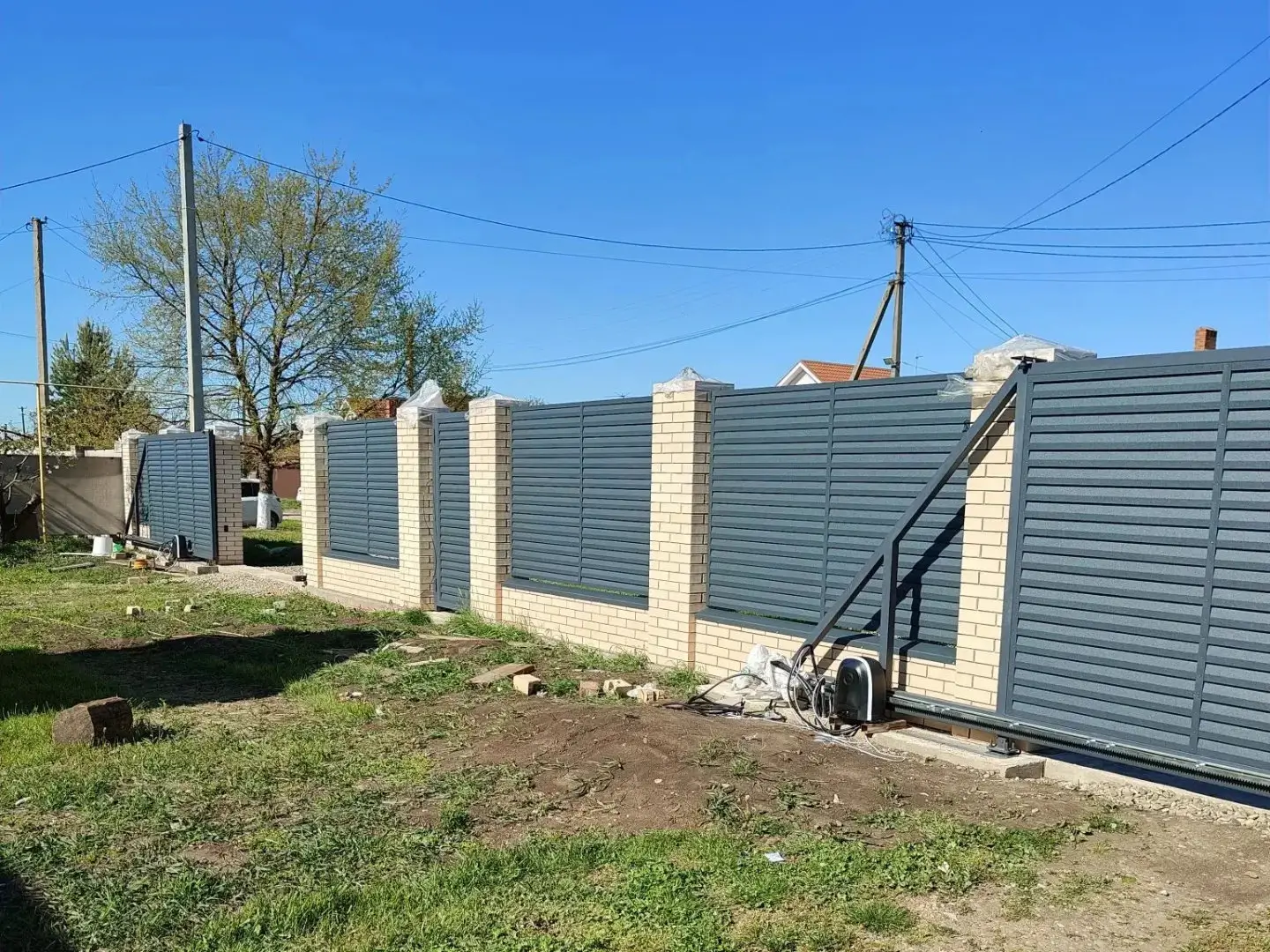 Забор-жалюзи из ламелей Реснички 16м RAL7024 Серый Графит Стальной Бархат фото 1 в Кургане