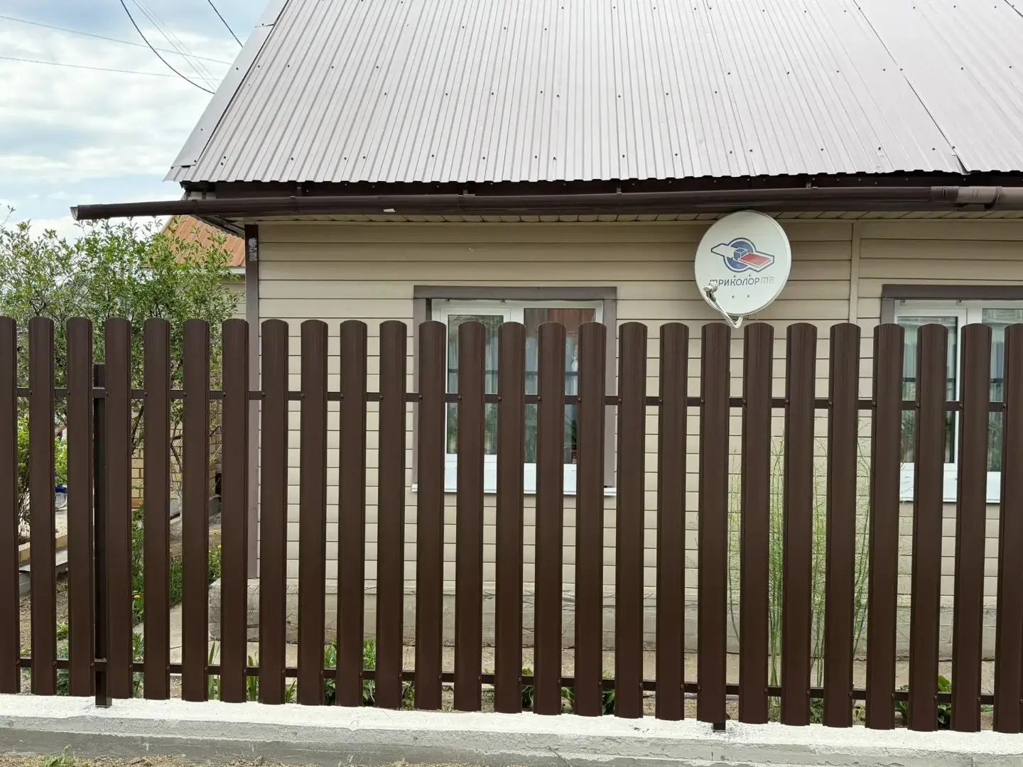 Комбинированный забор из ламелей ЭКО-Z-US и евроштакетника 18м RAL8017 Шоколад МАТТЕ, Полиэстер фото 3 в Кургане